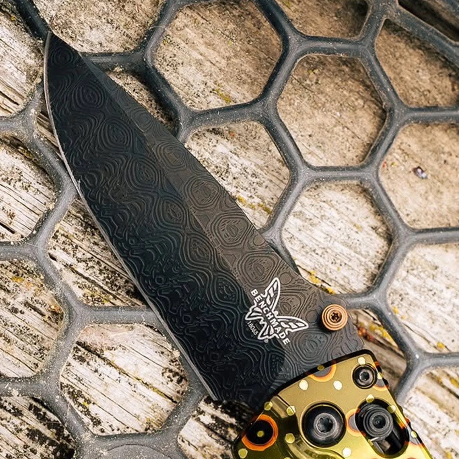 Крупный план клинка Damasteel Monarch с чёрным DLC и расписанной рукояти