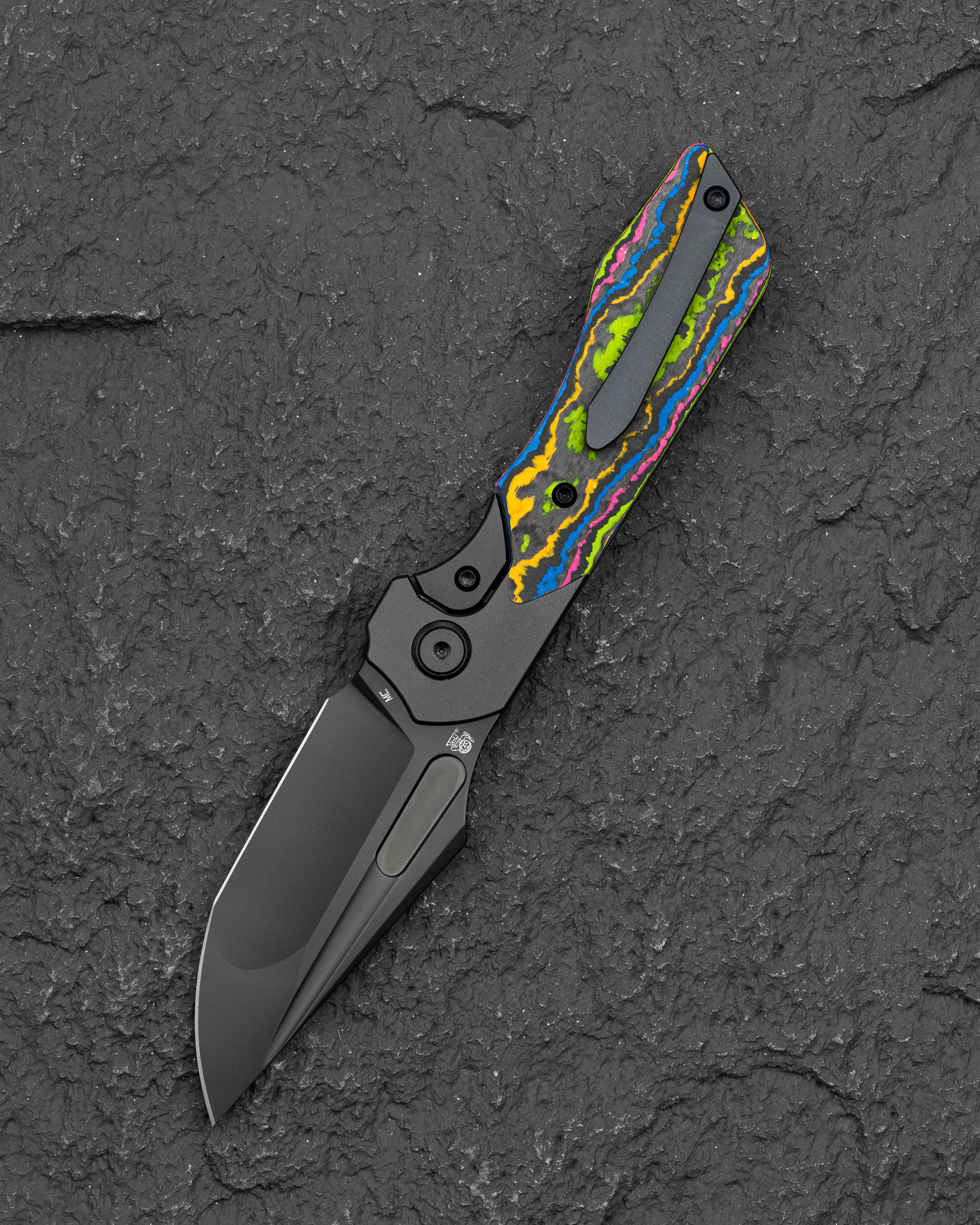 Bestech Dactyl со стороны клипсы: вставка Camo Carbon и узел Bolster Frame Lock.