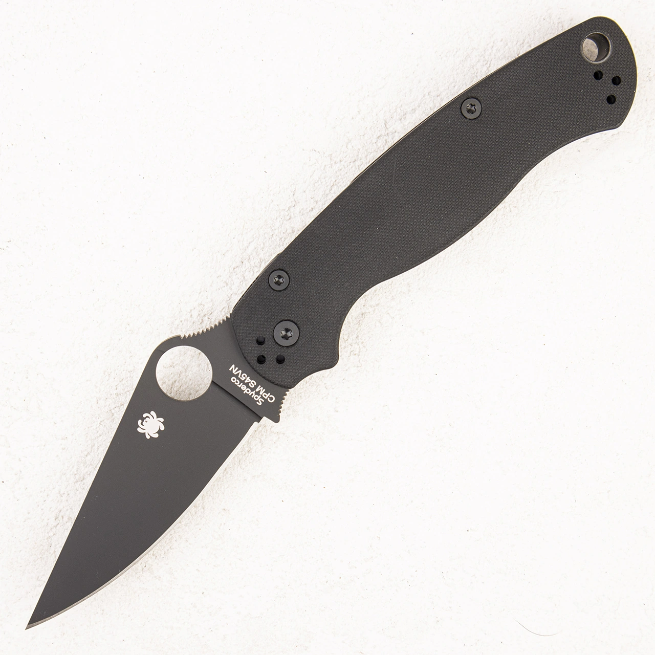 Spyderco Para Military 2 · C81GPBK2. Сталь: CPM S45VN. Чёрный клинок с покрытием DLC. В официальном каталоге этой модели вариант C81GPBK2 обозначен PlainEdge / DLC / Black.