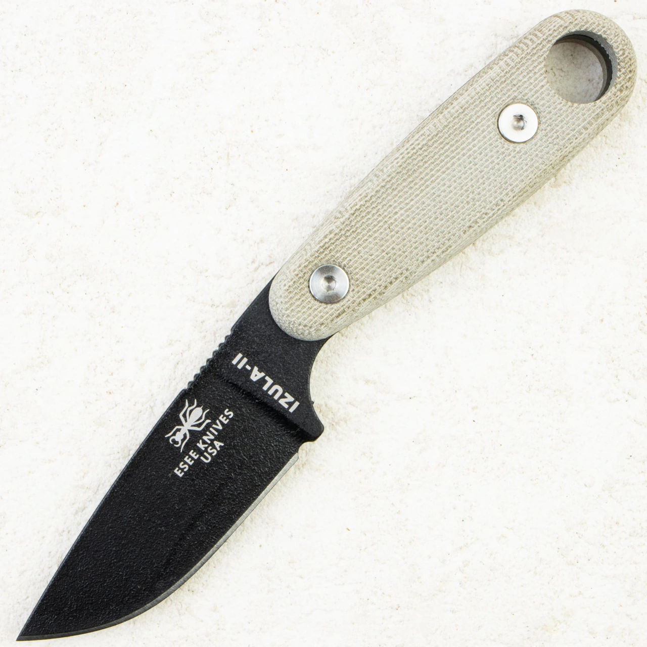 ESEE Izula II · IZULA-II-B-KIT. Сталь: 1095. Чёрное текстурированное порошковое покрытие. В семействе Izula II есть также Black Oxide; это отдельное исполнение, его свойства сюда не переносятся.