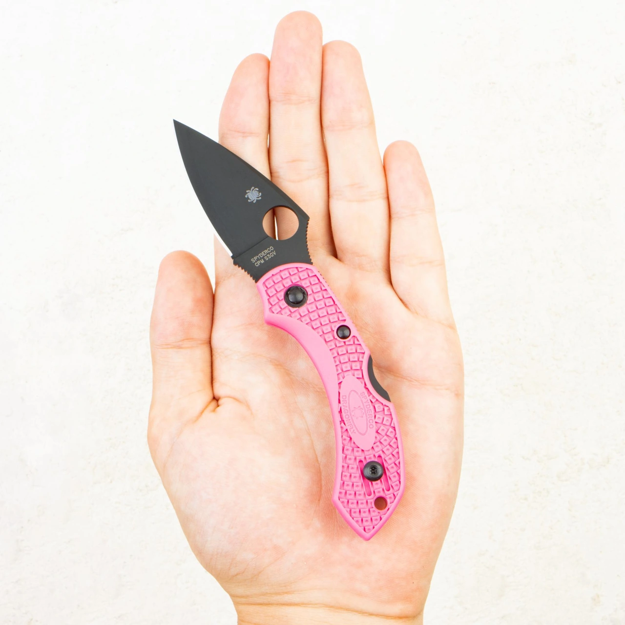 Spyderco Dragonfly 2 · C28FPPNS30VBK2. Сталь: CPM S30V. Чёрное покрытие TiCN на клинке версии с розовой рукоятью FRN. Точное обозначение покрытия приведено в карточке этого исполнения.