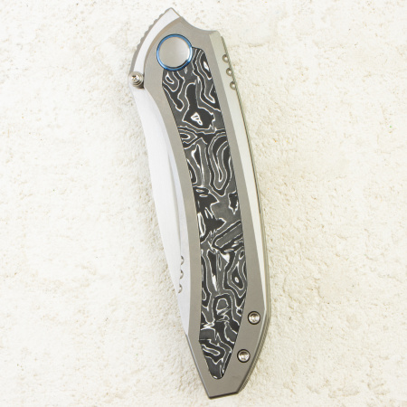 Нож WE Knife Winsome, Satin, M390, Gray Titanium/Carbon Fiber Handle, WE23092-2 Нож WE Knife Winsome, Satin, M390, Gray Titanium/Carbon Fiber Handle, WE23092-2