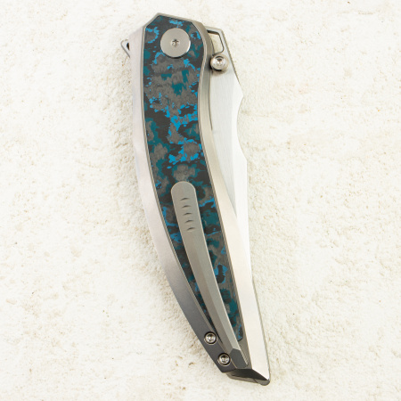 Нож WE Knife Quinseris, Rubbed Satin M390, Titanium Gray with Arctic Storm Fat Carbon Inlay Handle, WE23093-4 Нож WE Knife Quinseris, Rubbed Satin M390, Titanium Gray with Arctic Storm Fat Carbon Inlay Handle, WE23093-4