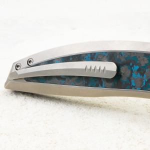 Нож WE Knife Quinseris, Rubbed Satin M390, Titanium Gray with Arctic Storm Fat Carbon Inlay Handle, WE23093-4 Нож WE Knife Quinseris, Rubbed Satin M390, Titanium Gray with Arctic Storm Fat Carbon Inlay Handle, WE23093-4