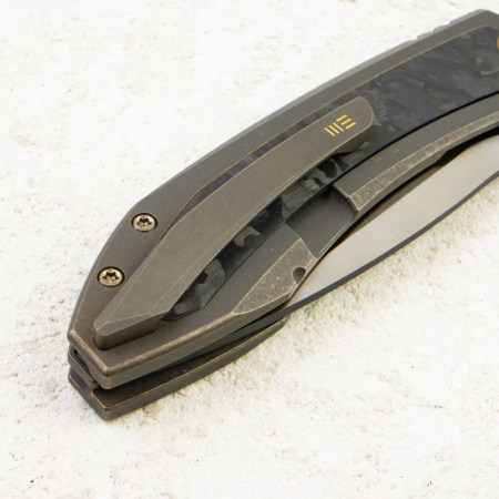 Нож WE Knife Winsome, Satin, M390, Bronze Titanium/ Marble Carbon Fiber Handle, WE23092-3 Нож WE Knife Winsome, Satin, M390, Bronze Titanium/ Marble Carbon Fiber Handle, WE23092-3