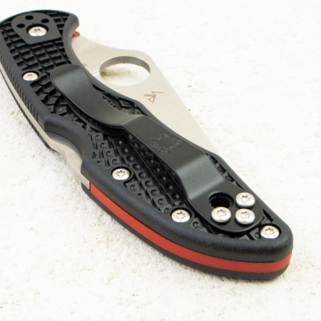 Нож Spyderco Delica 4 Thin Red Line, VG-10, FRN Black, C11FPSBKRD Нож Spyderco Delica 4 Thin Red Line, VG-10, FRN Black, C11FPSBKRD
