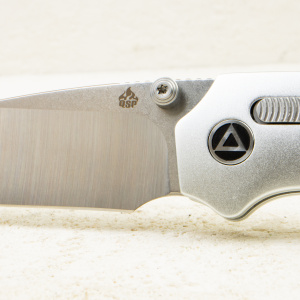Нож QSP Vault, Stonewash-Satin 14C28N, Silver Bolster/Micarta Tan, QS157-C1 Нож QSP Vault, Stonewash-Satin 14C28N, Silver Bolster/Micarta Tan, QS157-C1