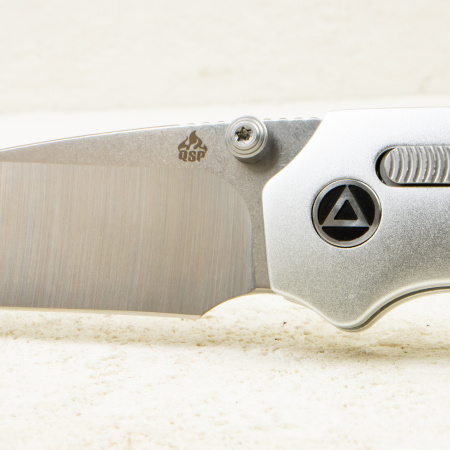 Нож QSP Vault, Stonewash-Satin 14C28N, Silver Bolster/Micarta Tan, QS157-C1 Нож QSP Vault, Stonewash-Satin 14C28N, Silver Bolster/Micarta Tan, QS157-C1