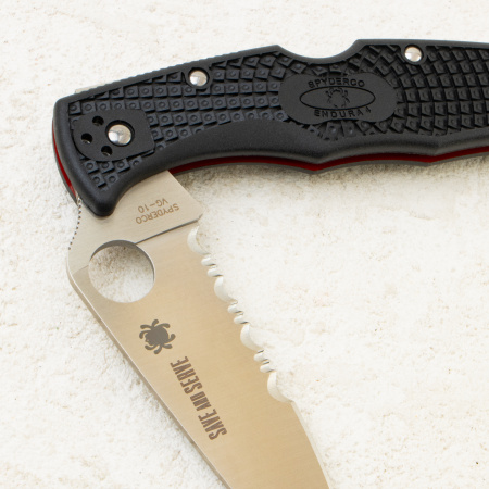 Нож Spyderco Endura 4 Thin Red Line, VG-10, FRN Black, C10FPSBKRD Нож Spyderco Endura 4 Thin Red Line, VG-10, FRN Black, C10FPSBKRD