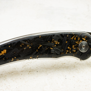 Нож QSP Dolphin, Mirror 14C28N, Carbon Fiber Black with Gold, QS161-A Нож QSP Dolphin, Mirror 14C28N, Carbon Fiber Black with Gold, QS161-A