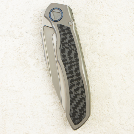 Нож Microtech Anax, M390, Titanium/Carbon Fiber Black Inlay, 190C-4 Нож Microtech Anax, M390, Titanium/Carbon Fiber Black Inlay, 190C-4