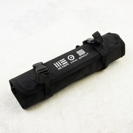 WE Knife Roll для 10 складных ножей — удобный и компактный подсумок от WE Knife, предназначенный для хранения и безопасной транспортировки коллекции EDC‑ножей.  Изготовлен из прочного нейлона чёрного цвета, что делает его лёгким и устойчивым к износу. Раз