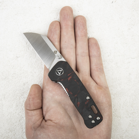 Нож QSP Penguin MINI, 14C28N, Shredded Carbon Fiber Red