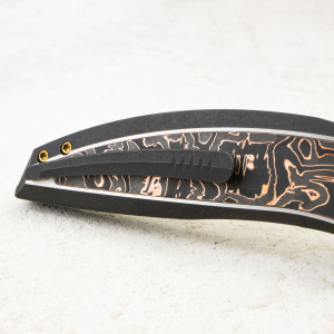 Нож WE Knife Quinseris, Satin M390, Titanium Black with Carbon Copper Inlay Handle, WE23093-1 Нож WE Knife Quinseris, Satin M390, Titanium Black with Carbon Copper Inlay Handle, WE23093-1