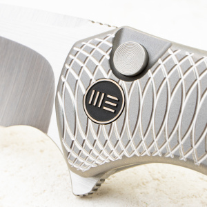 Нож WE Knife Button Lock Kitefin, CPM 20CV, Ripple Patterned Gray Titanium Handle - складной туристические ножи из стали Нож WE Knife Button Lock Kitefin, CPM 20CV, Ripple Patterned Gray Titanium Handle - складной туристические ножи из стали