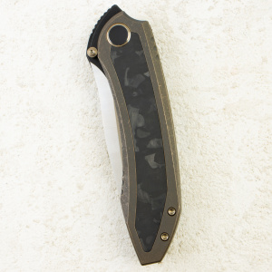 Нож WE Knife Winsome, Satin, M390, Bronze Titanium/ Marble Carbon Fiber Handle, WE23092-3 Нож WE Knife Winsome, Satin, M390, Bronze Titanium/ Marble Carbon Fiber Handle, WE23092-3