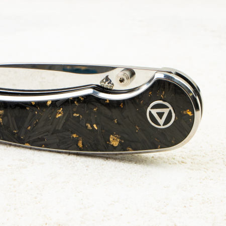 Нож QSP Dolphin, Mirror 14C28N, Carbon Fiber Black with Gold, QS161-A Нож QSP Dolphin, Mirror 14C28N, Carbon Fiber Black with Gold, QS161-A