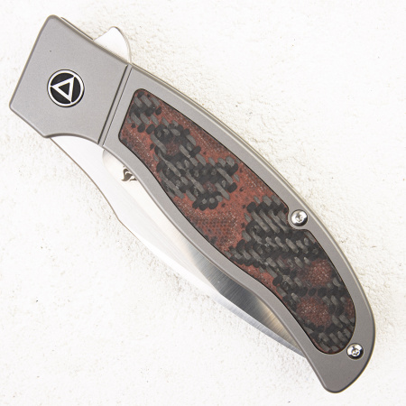 Нож QSP Legatus, M390, Titanium/Carbon+G10 Red Нож QSP Legatus, M390, Titanium/Carbon+G10 Red - купить в интернет-магазине Blademan