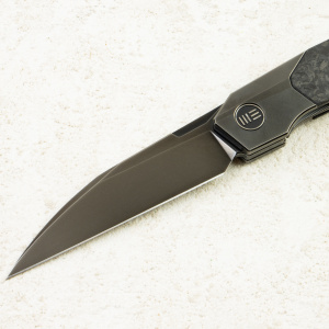 Нож WE Knife Brr15, Polished Gray, M390, Gray Titanium/ Shredded Carbon Fiber Handle, WE24007-3 Нож WE Knife Brr15, Polished Gray, M390, Gray Titanium/ Shredded Carbon Fiber Handle, WE24007-3