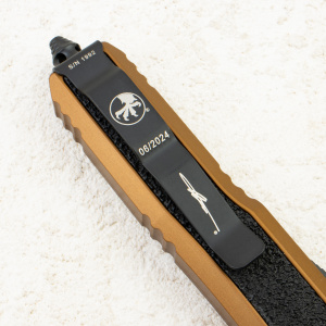 Нож Microtech Daytona, Black Standart, M390, Aluminum Tan, 127-1 TAS Нож Microtech Daytona, Black Standart, M390, Aluminum Tan, 127-1 TAS
