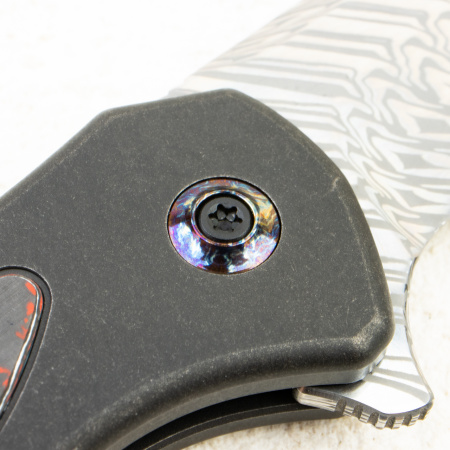 Нож WE Knife Button Lock Kitefin, Damasteel Fafnir, Carbon Fiber / BlackTitanium Handle - купить в интернет-магазине Blademan