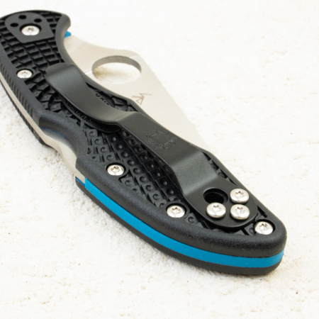 Нож Spyderco Delica 4 Thin Blue Line, VG-10, FRN Black, C11FPSBKBL Нож Spyderco Delica 4 Thin Blue Line, VG-10, FRN Black, C11FPSBKBL
