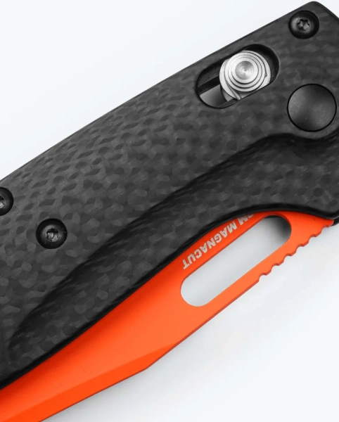 Нож Benchmade Taggedout, MagnaCut, Black Carbon Fiber Handle, 15535OR-01