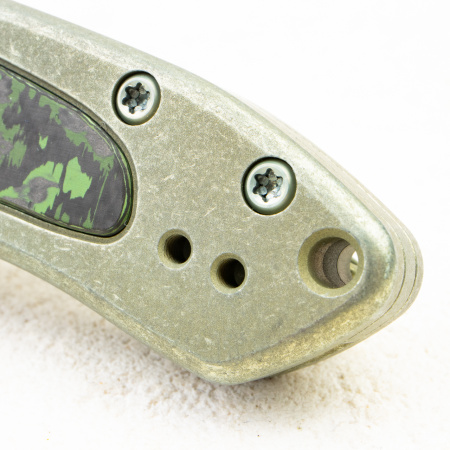 Нож WE Knife Button Lock Kitefin, CPM 20CV, Carbon Fiber / Green Titanium Handle - купить в интернет-магазине Blademan