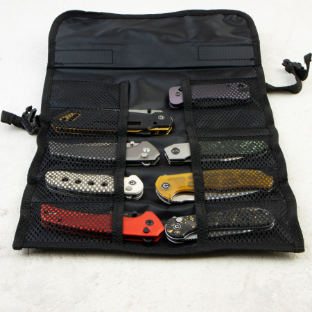 WE Knife Roll для 10 складных ножей — удобный и компактный подсумок от WE Knife, предназначенный для хранения и безопасной транспортировки коллекции EDC‑ножей.  Изготовлен из прочного нейлона чёрного цвета, что делает его лёгким и устойчивым к износу. Раз