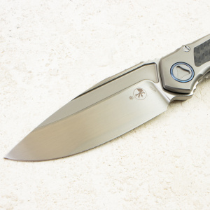 Нож Microtech Anax, M390, Titanium/Carbon Fiber Black Inlay, 190C-4 Нож Microtech Anax, M390, Titanium/Carbon Fiber Black Inlay, 190C-4