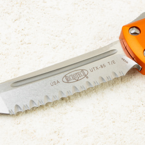 Нож Microtech UTX-85 Tanto, Serrated, Stonewash, M390, Aluminum Orange, 233-12 OR Нож Microtech UTX-85 Tanto, Serrated, Stonewash, M390, Aluminum Orange, 233-12 OR