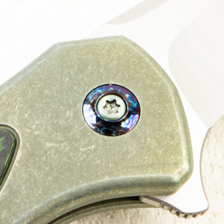 Нож WE Knife Button Lock Kitefin, CPM 20CV, Carbon Fiber / Green Titanium Handle - купить в интернет-магазине Blademan